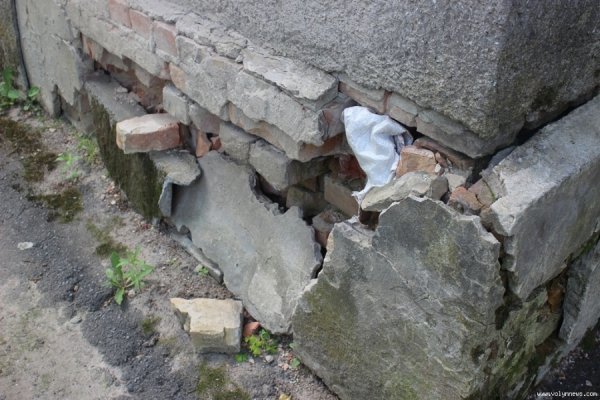 Жителі луцької двоповерхівки бояться обвалу будинку. ФОТО