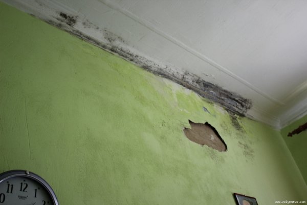 Жителі луцької двоповерхівки бояться обвалу будинку. ФОТО