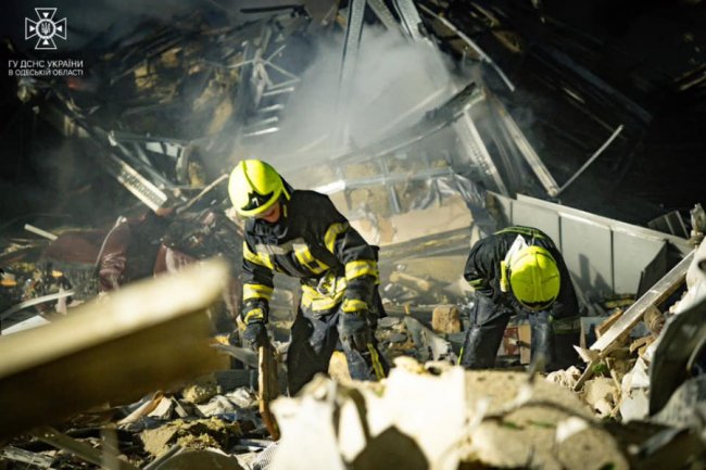 В Одесі з-під завалів врятували людину. ФОТО