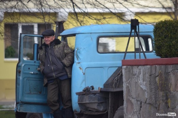 Розпочали прикрашати ялинку біля Луцькради. ФОТО 