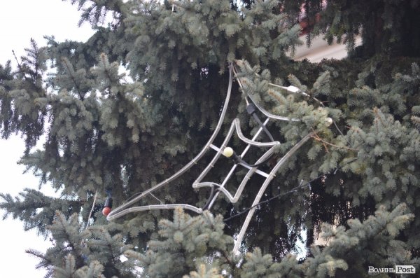 Розпочали прикрашати ялинку біля Луцькради. ФОТО 