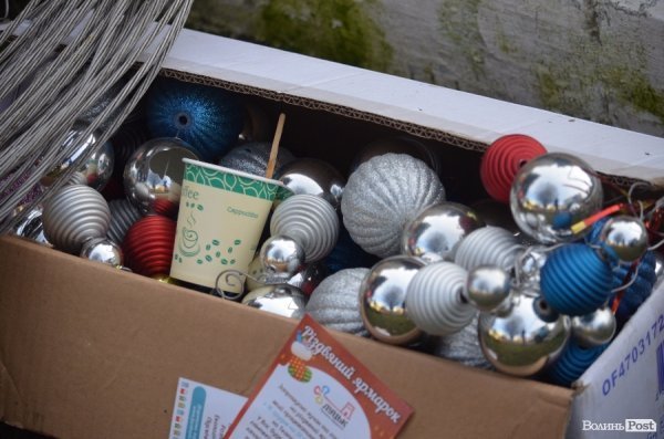 Розпочали прикрашати ялинку біля Луцькради. ФОТО 