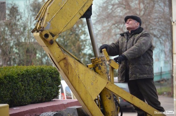 Розпочали прикрашати ялинку біля Луцькради. ФОТО 