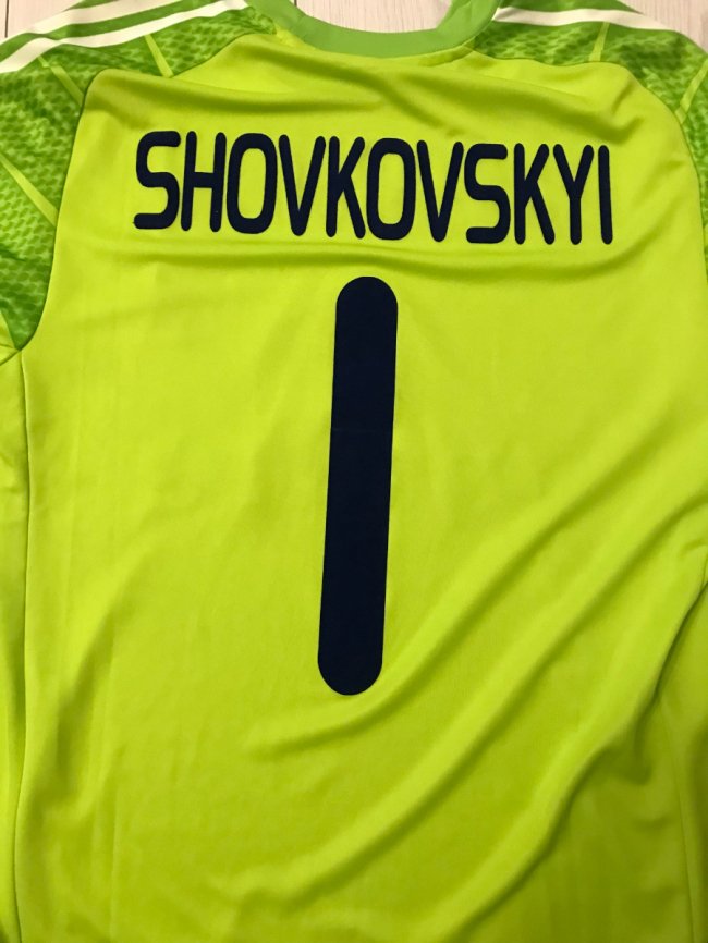 Зінченко, Модрич, Магвайр: лучанин колекціонує футболки відомих футболістів. ФОТО