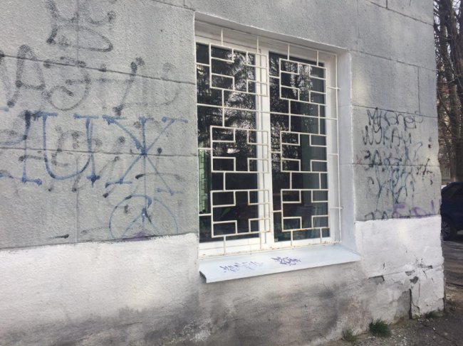 У центрі Луцька вандали обмалювали стіни пам’ятки архітектури. ФОТО