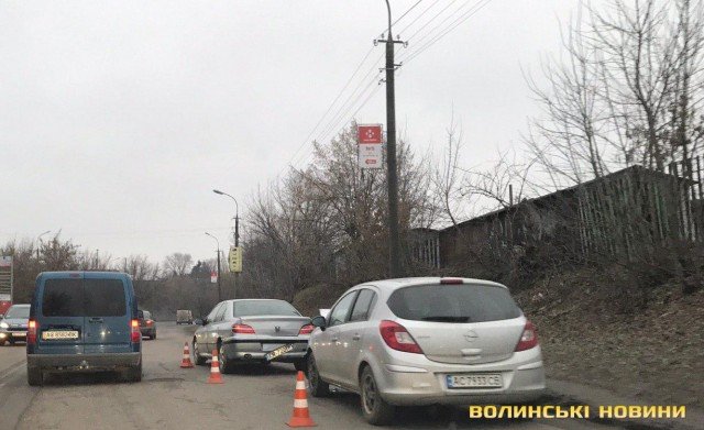 У Луцьку Opel врізався в Peugeot. ФОТО