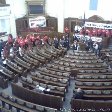 Опозиція заблокувала Раду. ФОТО
