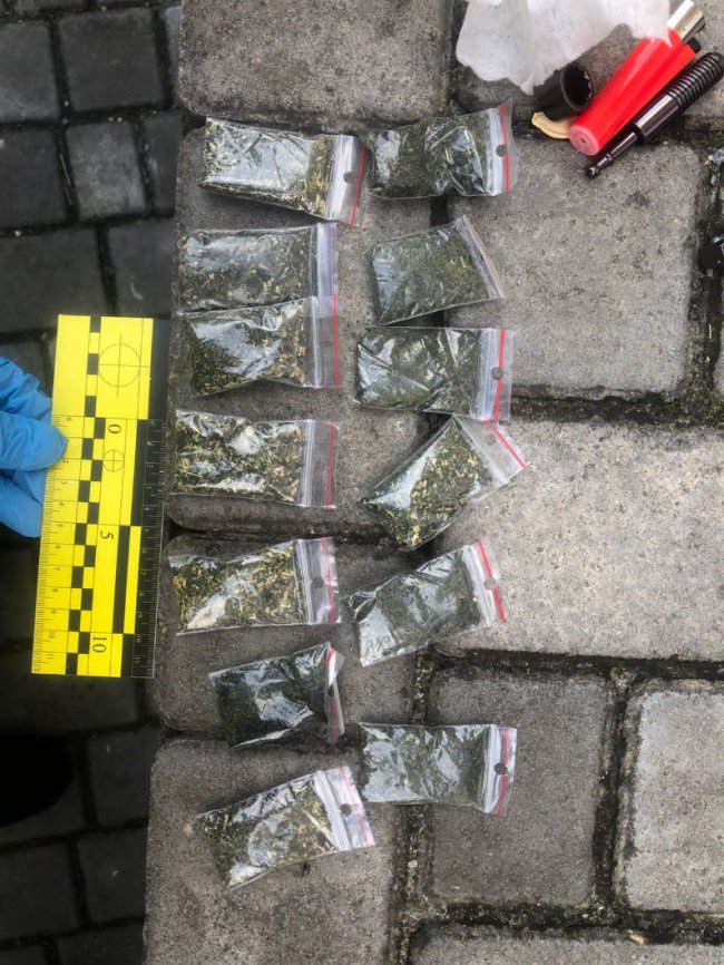 У Луцьку затримали 43-річного чоловіка, який мав при собі 90 пакетів із психотропами. ФОТО