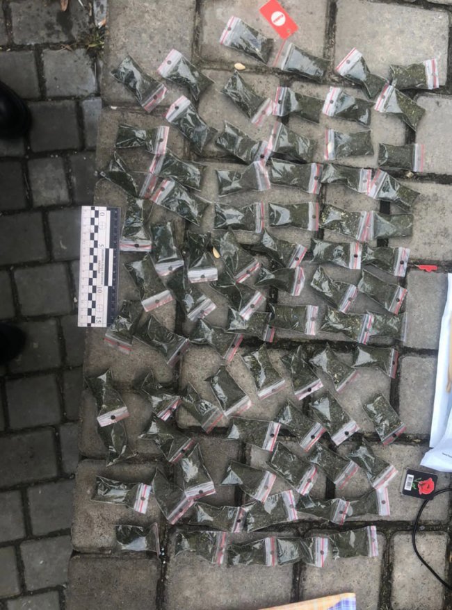 У Луцьку затримали 43-річного чоловіка, який мав при собі 90 пакетів із психотропами. ФОТО