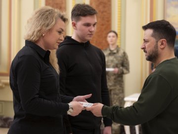Президент вручив сертифікат на житло для сім'ї загиблого воїна з Волині