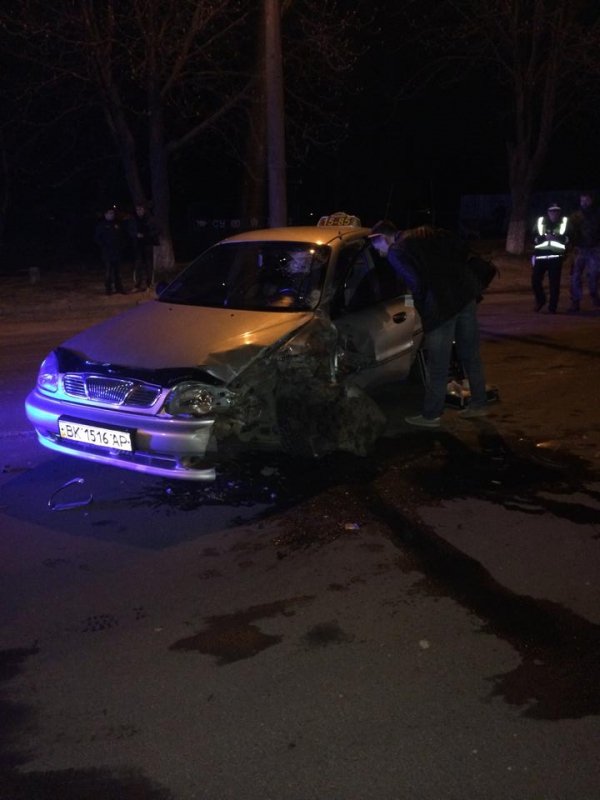 Нічна аварія в Луцьку: водій спробував втекти з місця ДТП. ФОТО
