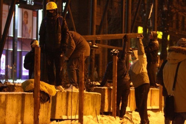 Київ у вогні: штурм на Грушевського триває