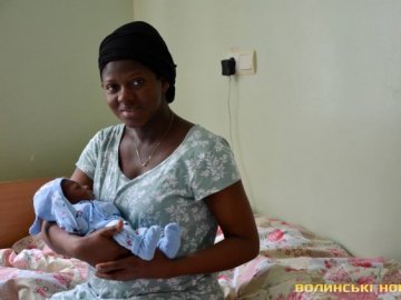 «Тут відмінні послуги», – студентка з Нігерії, яка народжувала у луцькому пологовому