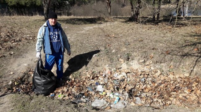 Біля дитячого табору під Луцьком прибрали стихійне сміттєзвалище. ФОТО