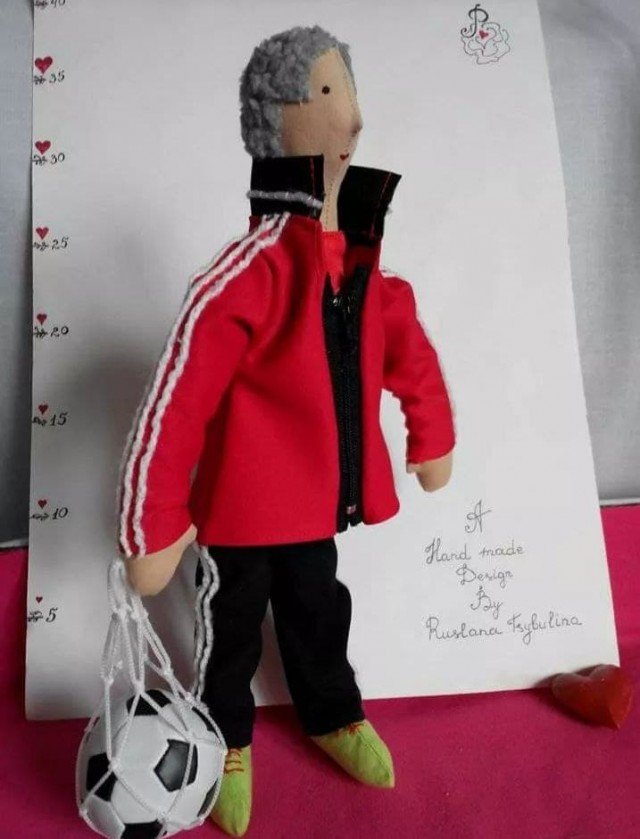 Лучанка шиє незвичні ляльки, які «живуть» у різних куточках світу. ФОТО