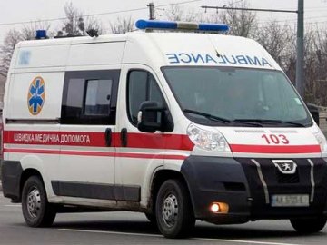 Стало зле за кермом: у селищі на Волині водій протаранив припарковане авто