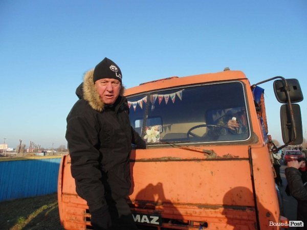 Майданівці відсунули Камаз, що заважав їхати