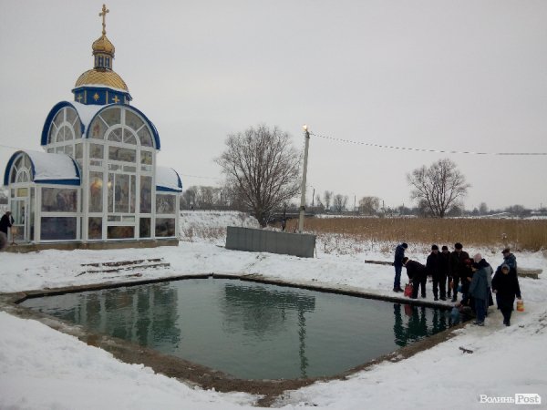 У джерелі біля Луцька освятили воду