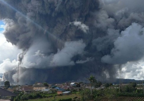 Масштабне виверження вулкану в Індонезії: мешканців евакуюють. ФОТО. ВІДЕО