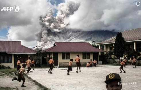 Масштабне виверження вулкану в Індонезії: мешканців евакуюють. ФОТО. ВІДЕО