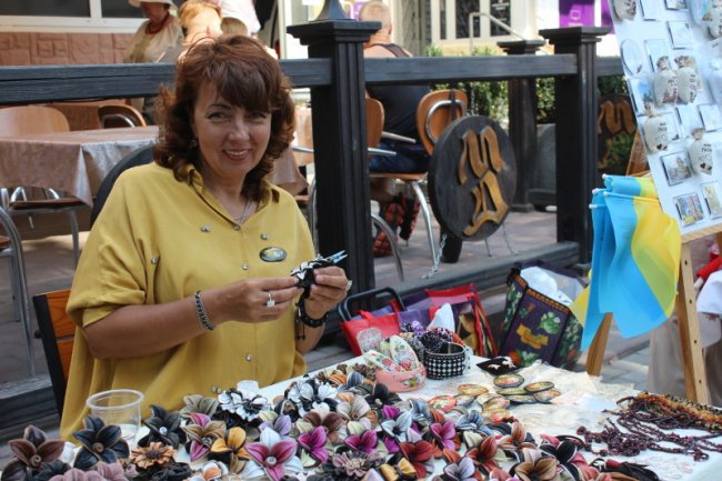 Ляльки, глечики, намиста: у центрі Луцька – колоритний ярмарок. ФОТО