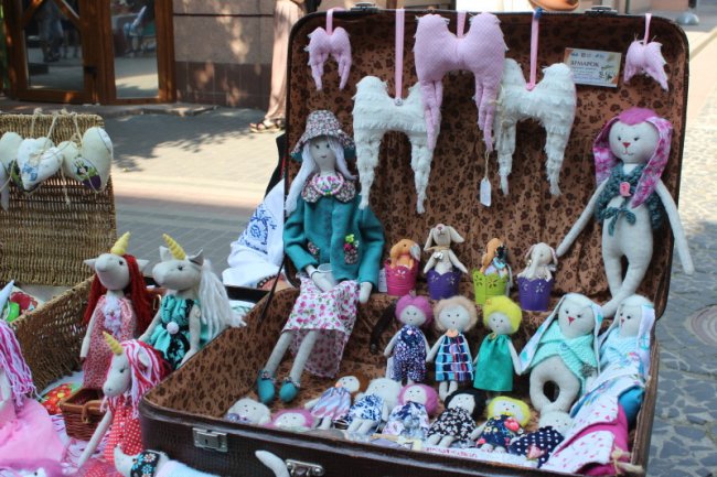 Ляльки, глечики, намиста: у центрі Луцька – колоритний ярмарок. ФОТО