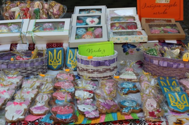 Ляльки, глечики, намиста: у центрі Луцька – колоритний ярмарок. ФОТО