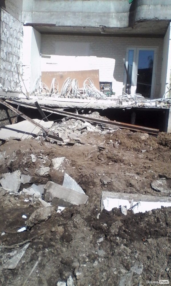 Скандальну прибудову на Соборності, 24 засипали піском.ФОТО