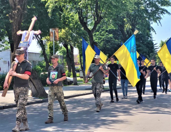 Встиг побувати вдома і обійняти рідних: на Волині попрощалися із Героєм Олександром Стольніцьким