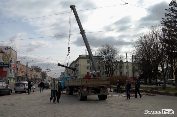 У центрі Луцька знесли рекламну конструкцію