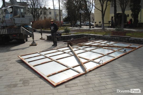 У центрі Луцька знесли рекламну конструкцію
