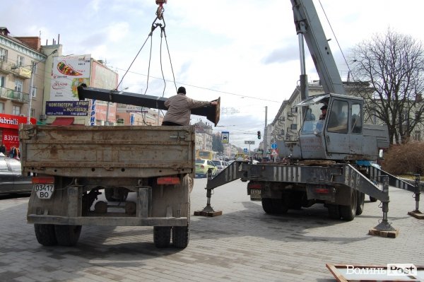 У центрі Луцька знесли рекламну конструкцію