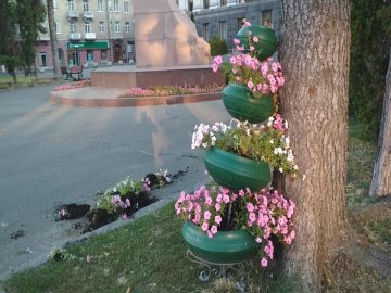 У центрі Луцька невідомі потрощили квітники. ФОТО