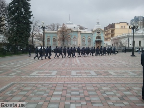 Під Верховною Радою збирається опозиція. ФОТО