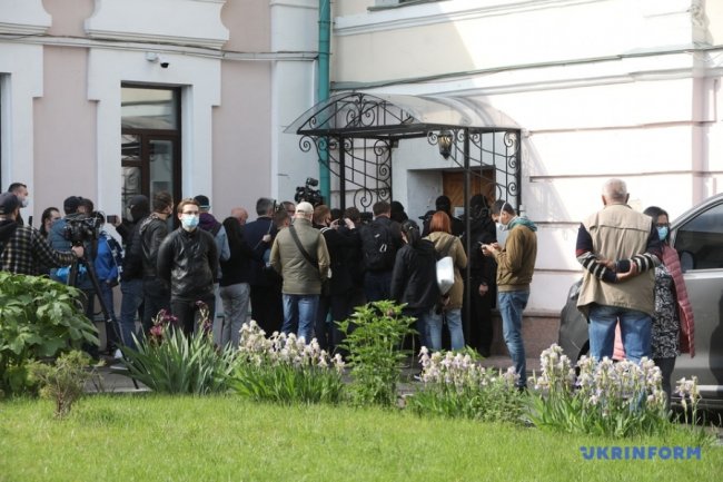 Працівники ДБР прорвалися до музею, де проходить виставка картин родини Порошенка