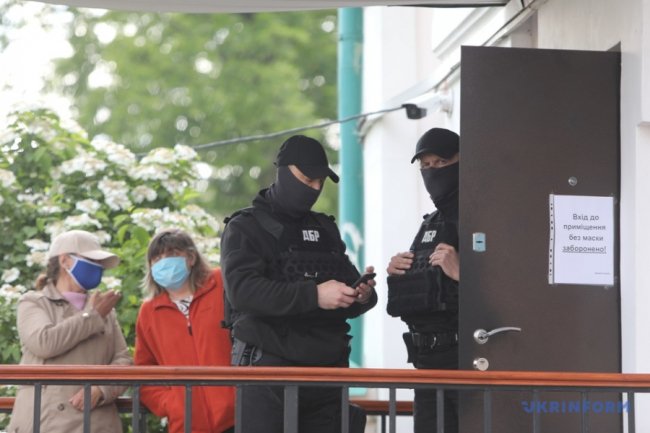 Працівники ДБР прорвалися до музею, де проходить виставка картин родини Порошенка