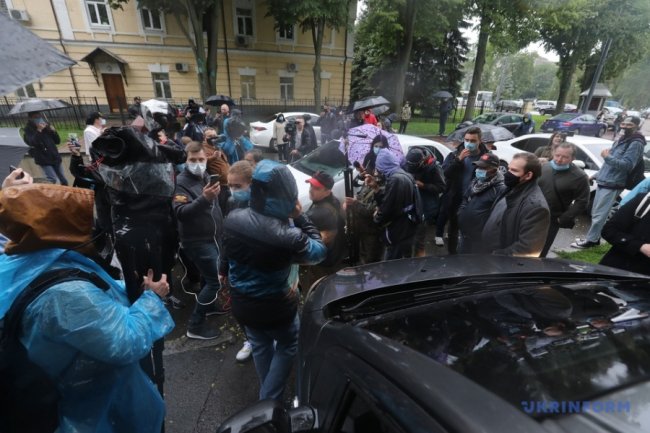 Працівники ДБР прорвалися до музею, де проходить виставка картин родини Порошенка