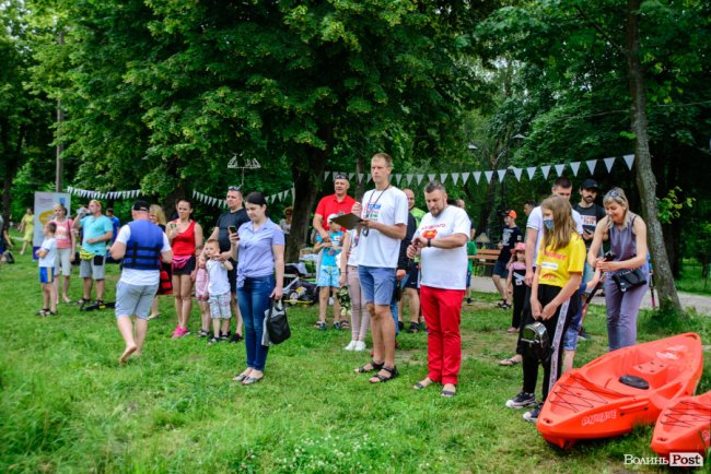 У луцькому парку в День батька влаштували унікальні перегони на човнах. ФОТО