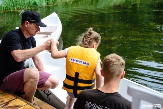 У луцькому парку в День батька влаштували унікальні перегони на човнах. ФОТО