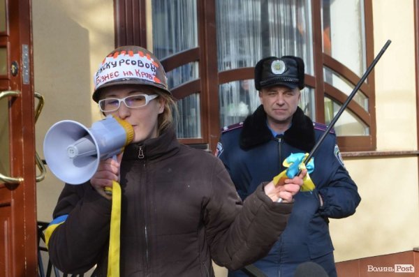 «Кров», міліція і сутичики: у Луцьку відвідали заклади регіоналів. ФОТО