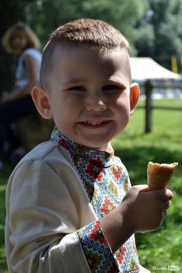 Діти  і «Бандерштат». ФОТО