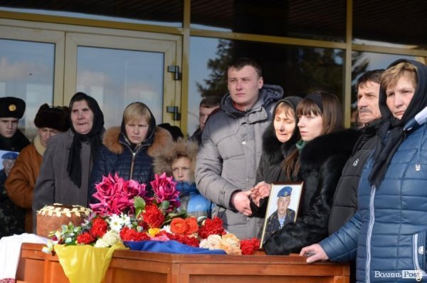 Лучани провели в останню путь бійця, що загинув під Іловайськом. ФОТО