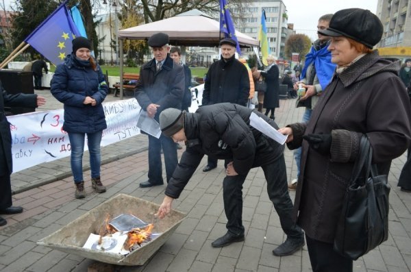 У Луцьку палили символіку СРСР. ФОТО