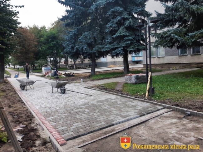 Показали, як у місті на Волині ремонтують тротуари. ФОТО