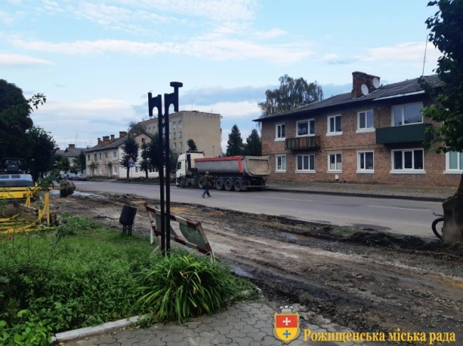 Показали, як у місті на Волині ремонтують тротуари. ФОТО