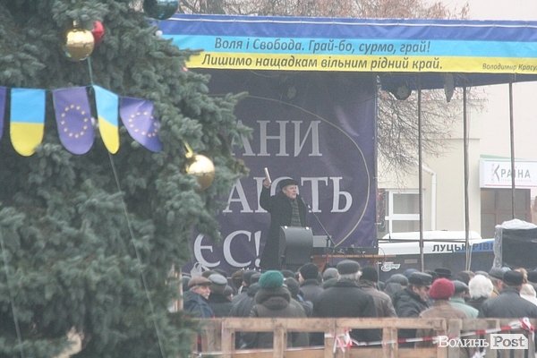 Віче на луцькому Євромайдані. ФОТО