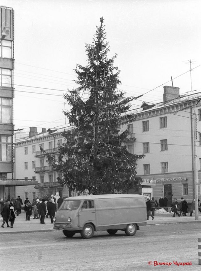«Її прибрали 40 років тому»: рідкісне фото луцької ялинки