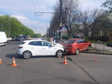 У Луцьку зіткнулися два легковики: постраждала 52-річна водійка