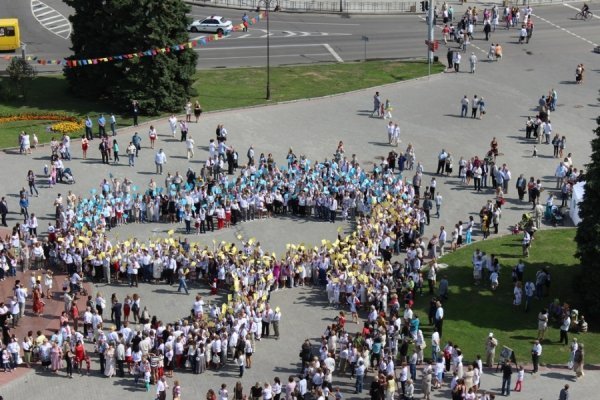 У Луцьку люди в вишиванках утворили карту України. ФОТО