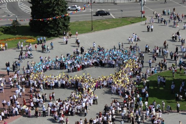 У Луцьку люди в вишиванках утворили карту України. ФОТО
